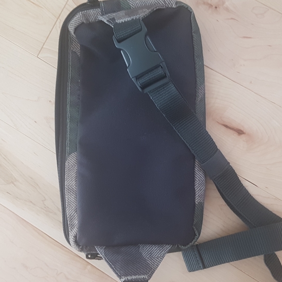 2/20$ Jansport waisted fanny pack - Picture 6 of 8